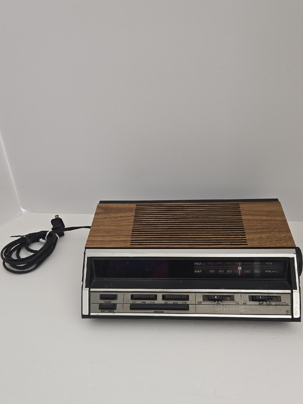 Vintage General Electric 7-4666A Alarm Clock FM/AM Radio